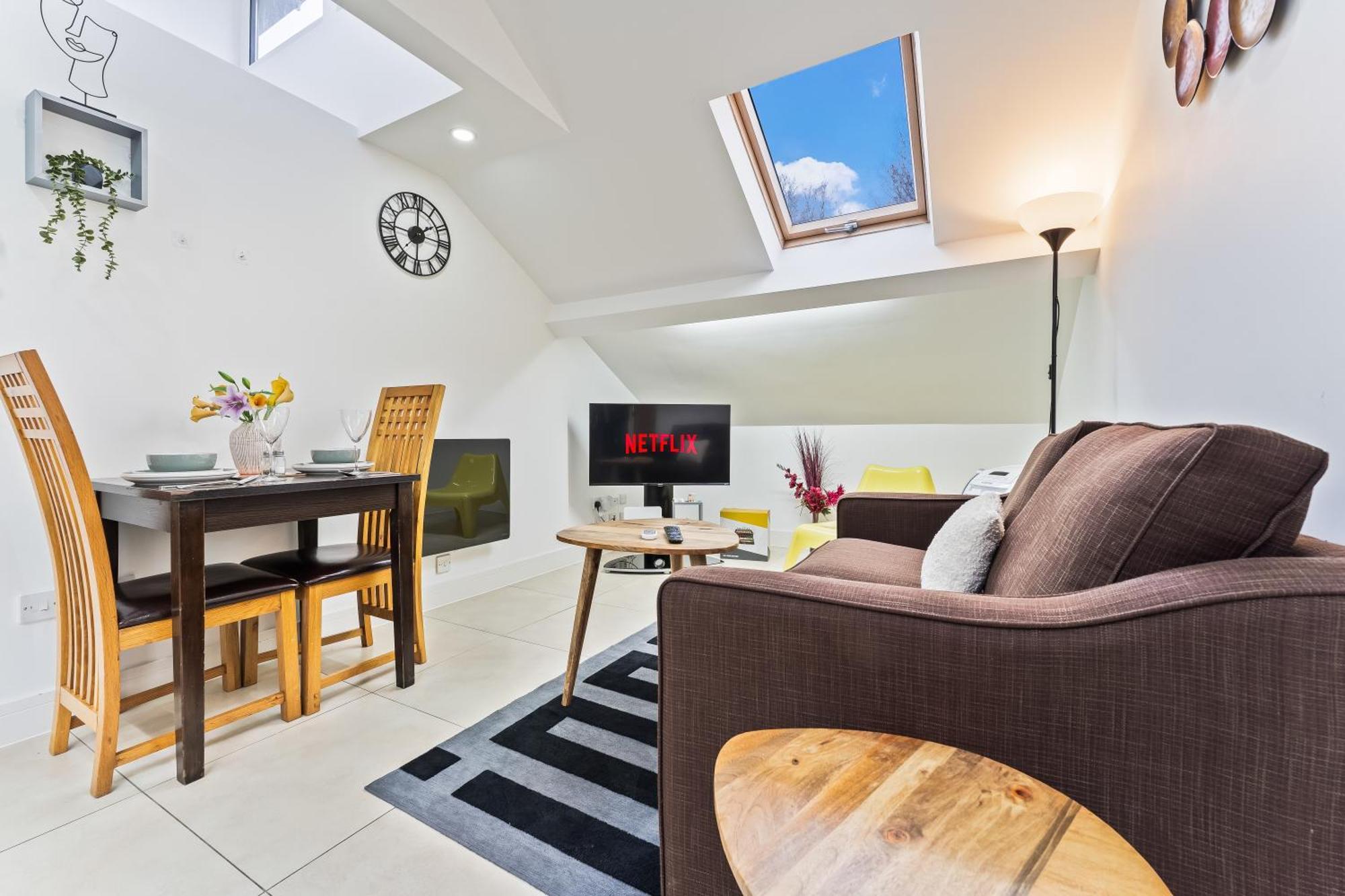 Exquisite 2-Bedroom Penthouse-Sleeps 7-Free Parking With Workstations & High-Speed Wifi Birmingham Luaran gambar