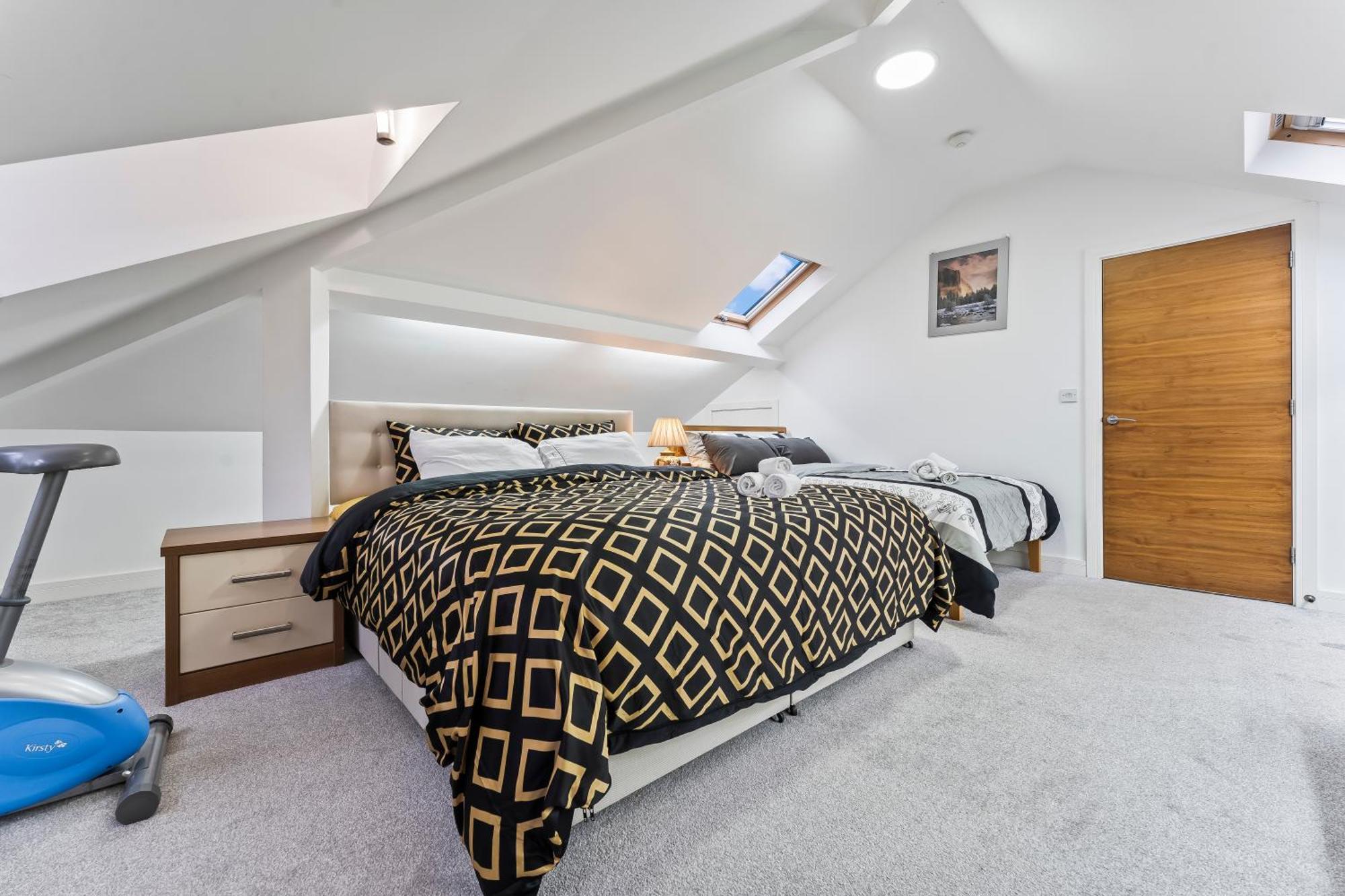 Exquisite 2-Bedroom Penthouse-Sleeps 7-Free Parking With Workstations & High-Speed Wifi Birmingham Luaran gambar