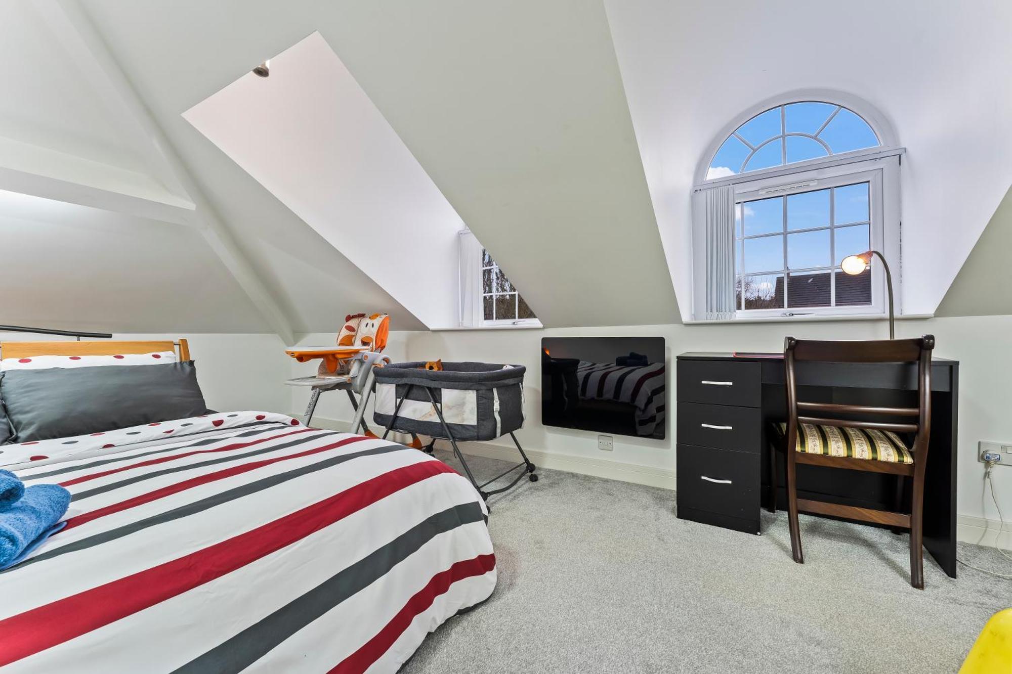 Exquisite 2-Bedroom Penthouse-Sleeps 7-Free Parking With Workstations & High-Speed Wifi Birmingham Luaran gambar