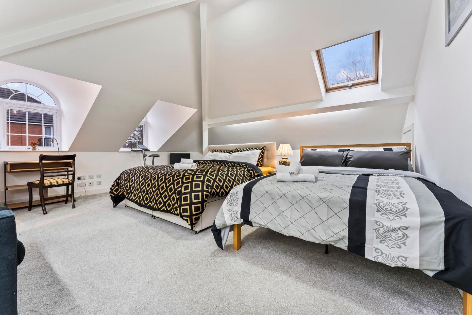 Exquisite 2-Bedroom Penthouse-Sleeps 7-Free Parking With Workstations & High-Speed Wifi Birmingham Luaran gambar