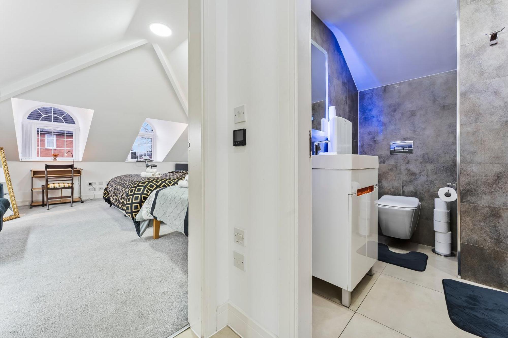 Exquisite 2-Bedroom Penthouse-Sleeps 7-Free Parking With Workstations & High-Speed Wifi Birmingham Luaran gambar