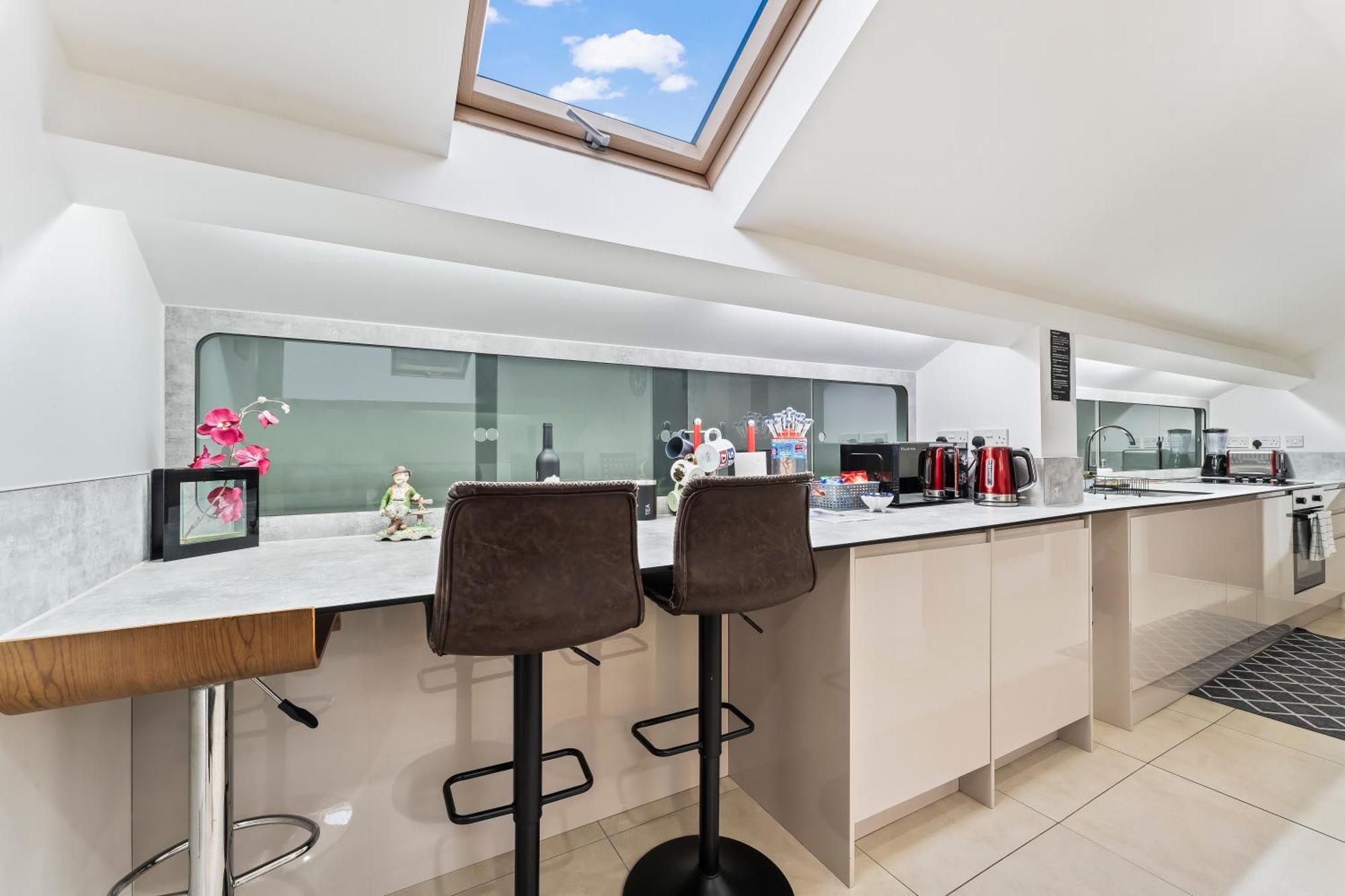 Exquisite 2-Bedroom Penthouse-Sleeps 7-Free Parking With Workstations & High-Speed Wifi Birmingham Luaran gambar