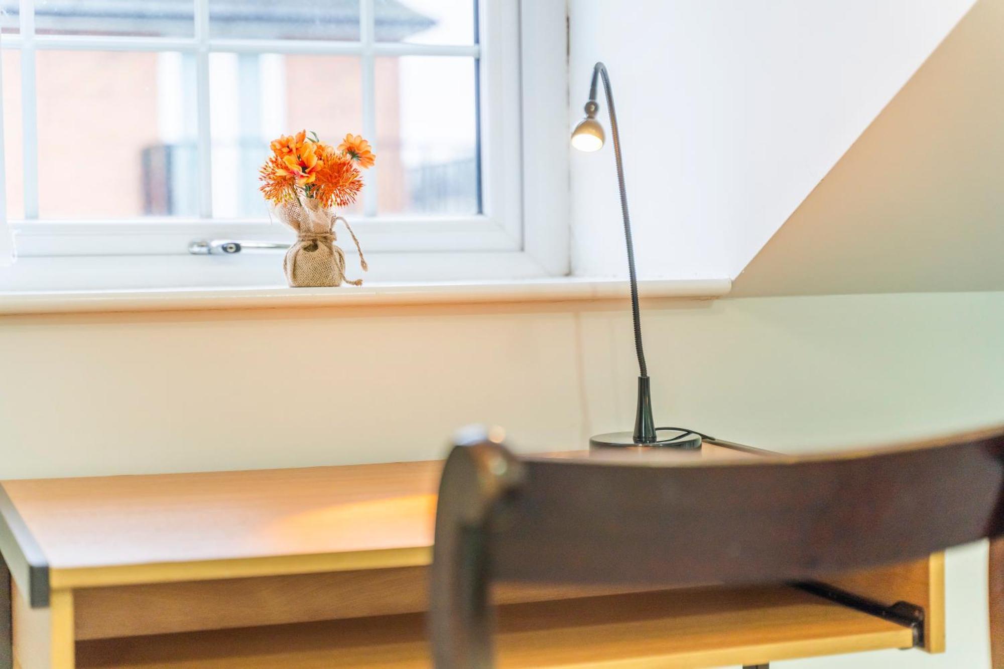 Exquisite 2-Bedroom Penthouse-Sleeps 7-Free Parking With Workstations & High-Speed Wifi Birmingham Luaran gambar