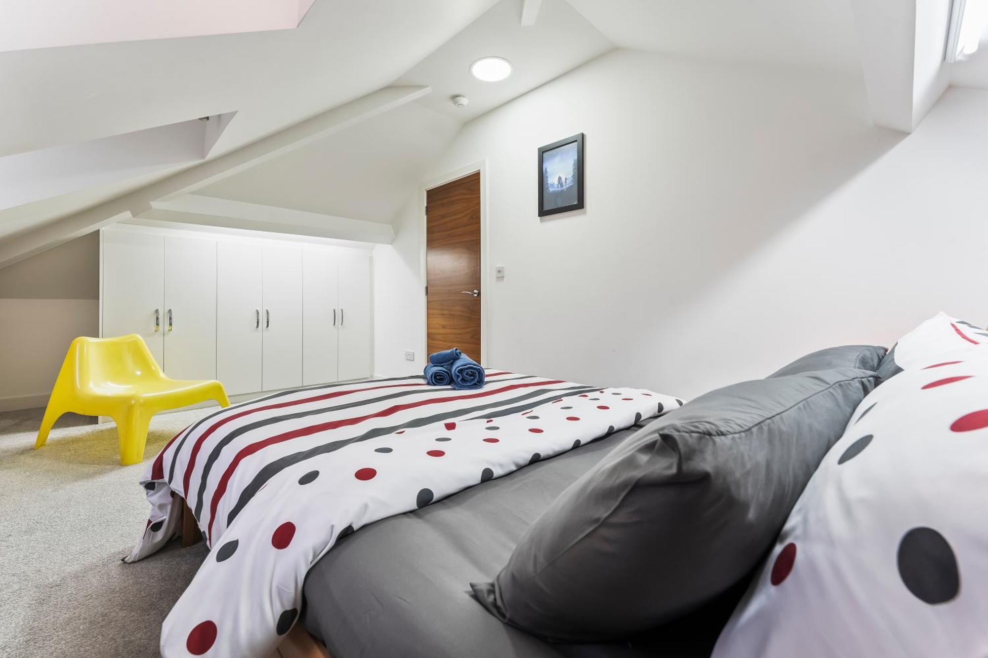 Exquisite 2-Bedroom Penthouse-Sleeps 7-Free Parking With Workstations & High-Speed Wifi Birmingham Luaran gambar